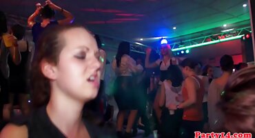 Djevojka u majici ispumpala gaćice za seks porniči babe