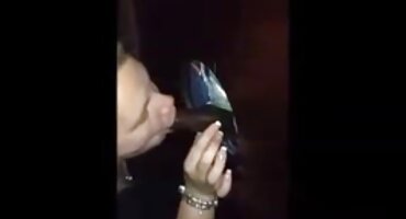 Skače + odozgo + na + dupe