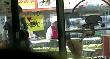 Bi-Bi-Si doveo prsata crnka na sexi pornici špricu