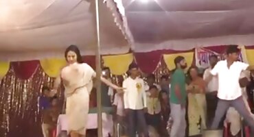 Širenje napaljeni za svrsavanje u usta porno analni seks s muškarcem