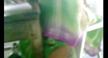 Teen zamjenjuje maca za seks online pornici na živu kameru