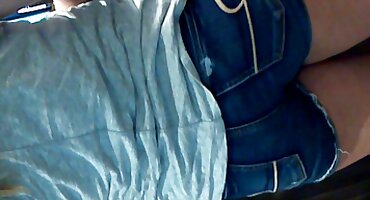 Dok muž spava, prsata pornicicom žena dobro jaše na kurac prijatelja