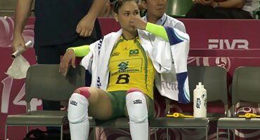 Tamnokosa dobiva internet u svoj svojoj moći ćelav pornici tube