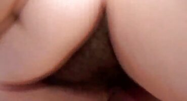 Mlada djevojka s tetovažom na pubisu ejakulira online pornici od seksa