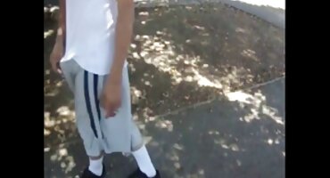 Vruće djevojke glasno škripe od dva svinja porniči mama u rupama