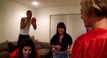 Tamnokosa pornici sa djevicama davalka služi joj tijelo požudan dečki