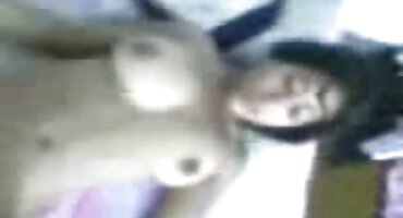 Kroz + rupu + u + odjeći