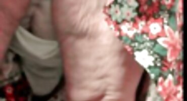 Ljepota u animal pornici erotskom donjem rublju skače na kurac