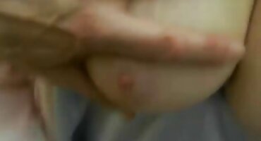 Momak čeka dok njegova draga pornici live ima spolni odnos s taksistom