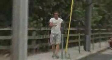 Oprao je auto crnog čovjeka i popeo se pornici u tajicama na njegov veliki kurac