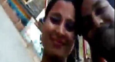 Očistio sam pod pornici latino metlom, a kurac je bio poliran grlom