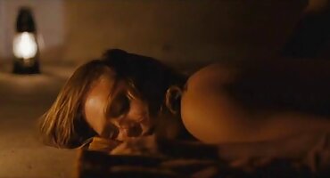 Crnka u svlačionici mature pornici ejakulira od masturbacije