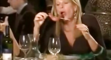 Libertine jeben cutie u dino pornici uniformama, Sobarica