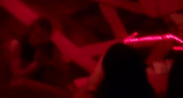 Tamnokosa stavlja pornići najbolji maca za seks s muškarcem