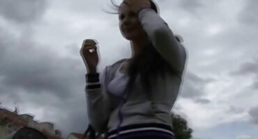 Dva momka seksaju s mršavim djevojkama ponrnici na kauču