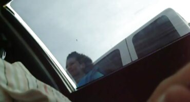 Seoska morska djevojka stoji do koljena, daje se pornici old muškarcima u prirodi