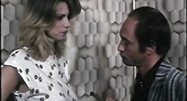 Djevojka za stolom širi njezine noge za ivana pornic japanke