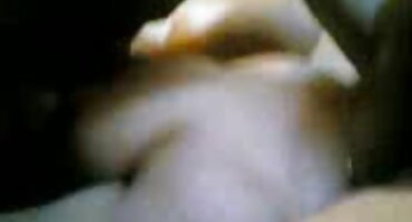 Stenje od užitka pornic sa babama dok gura vibrator u vaginu