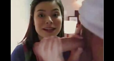 Kurac mladoženja prodire u zbijeno magarca x pornici crvene mladenke