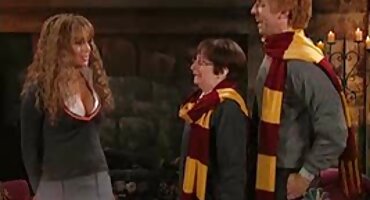 Crnka američki pornići s dlakavog njom maca ejakulira od Fingering