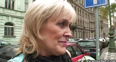 Njegov srpske porno mame kurac je napravio lijep tetovirane jedni