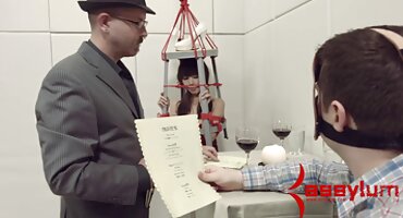 Ljubavnici u pornici casting kuhinji miluju jedni druge milovanjima