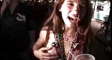 Zgodan momak sjedi Djevojka Pička karanjeorg na penis