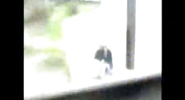 Crnka s bosanski pornic naočalama i suknje skače na kurac