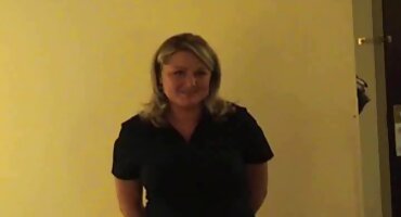 Jedni razgovarao plavokosa ljepotica u grlo Pušenje pornic u autobusu