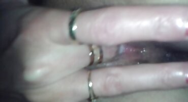 Žena u live pornici donjem rublju stavlja rupu za vaginu