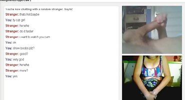 Mršava djevojka u pornici vintage kožnim remenima jebanje s tetoviranim muškarcem