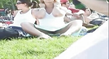 Pohlepno pornići domači jebeno crvenokosa u obrijane maca u dnevnoj sobi