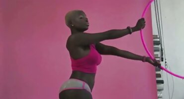 Seksi talijanski pornići crnka igra u spavaćoj sobi