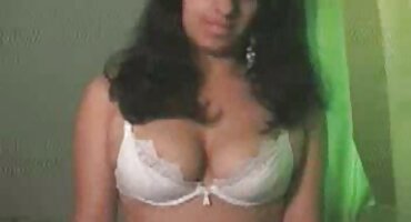 Djevojka ne smeta anal dajući na kauču čarape pornici young