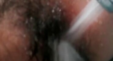 U uskim + kratkim hlačama