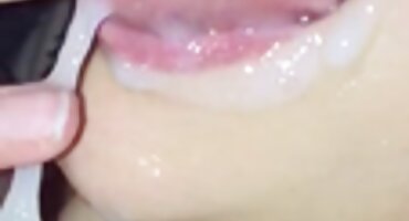 Doveo je kući prijatelja i lijepo pornici lesbian jebeno