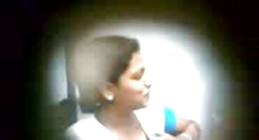 Djevojka je pornici klip ispružila igle na stolu za vruće jebanje sa studentom